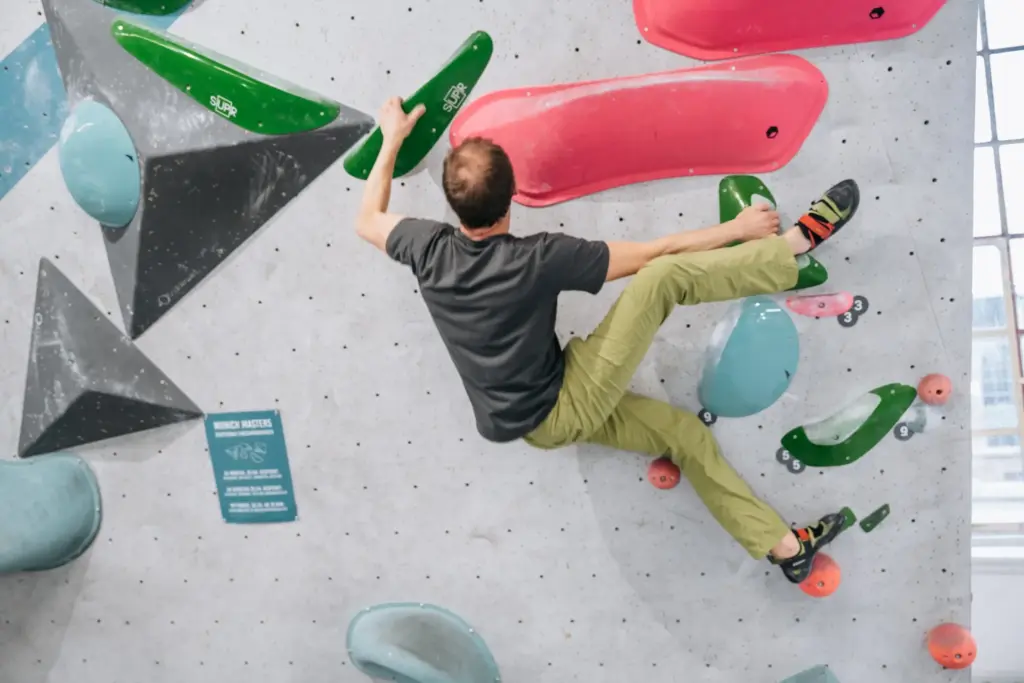 Der Heel-Hook: Du platzierst die Ferse kraftvoll auf einem Tritt oder Volumen